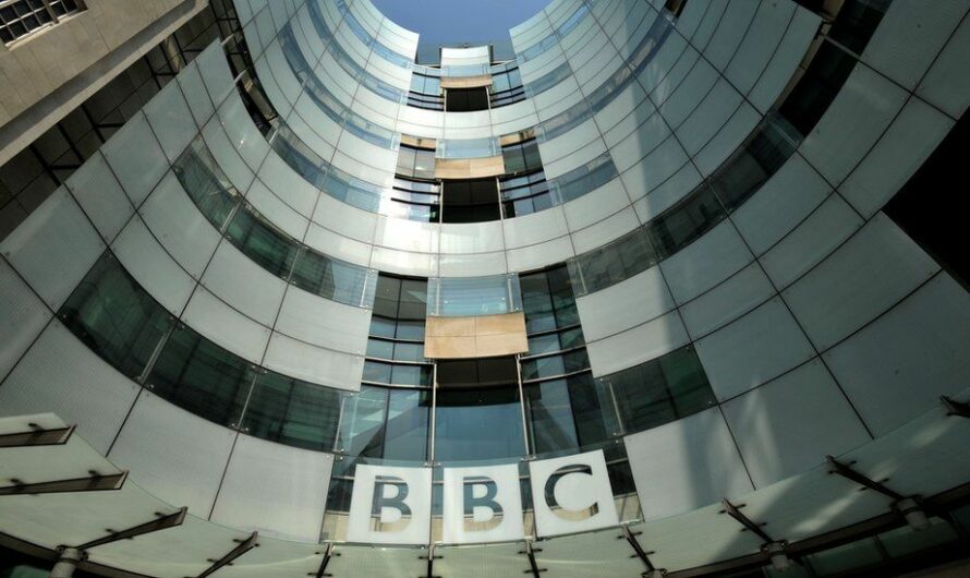 Le futur du financement de la BBC en question, économies attendues sur les programmes